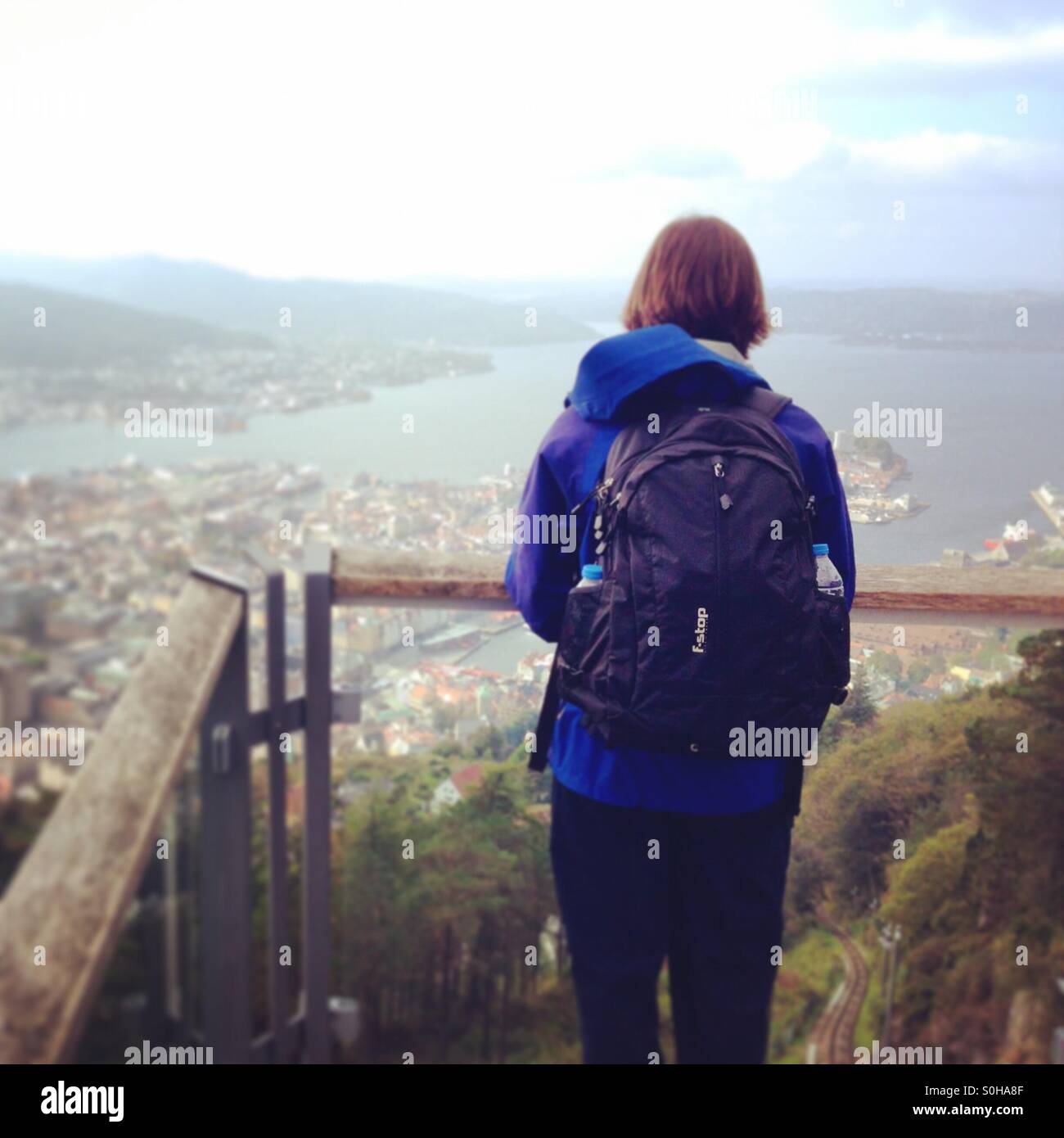Turista femminile al punto di visualizzazione sul Monte Floyen, Bergen, Norvegia. Foto Stock
