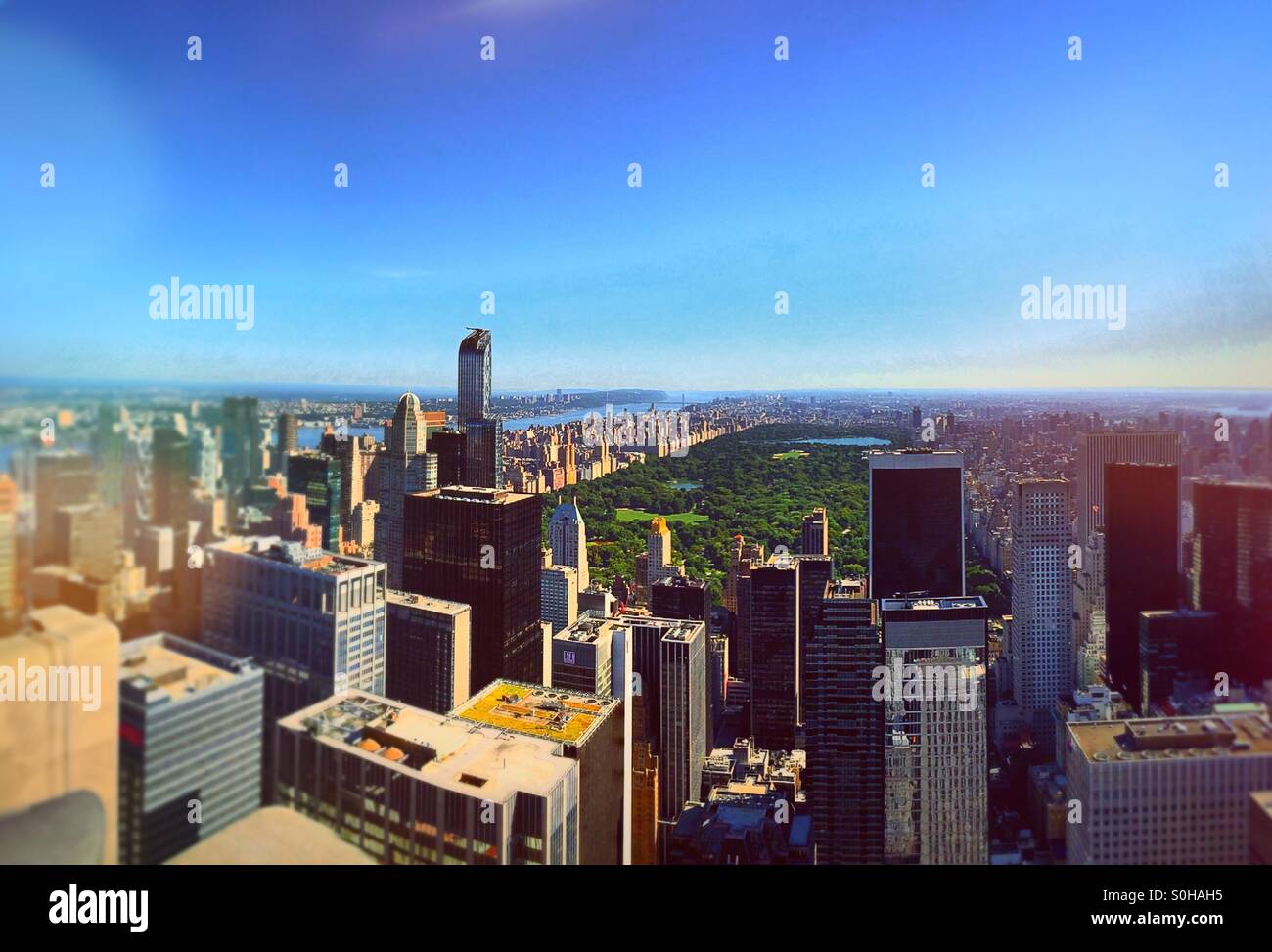 Vista di Manhattan dal ponte di osservazione sulla sommità della roccia, NYC Foto Stock