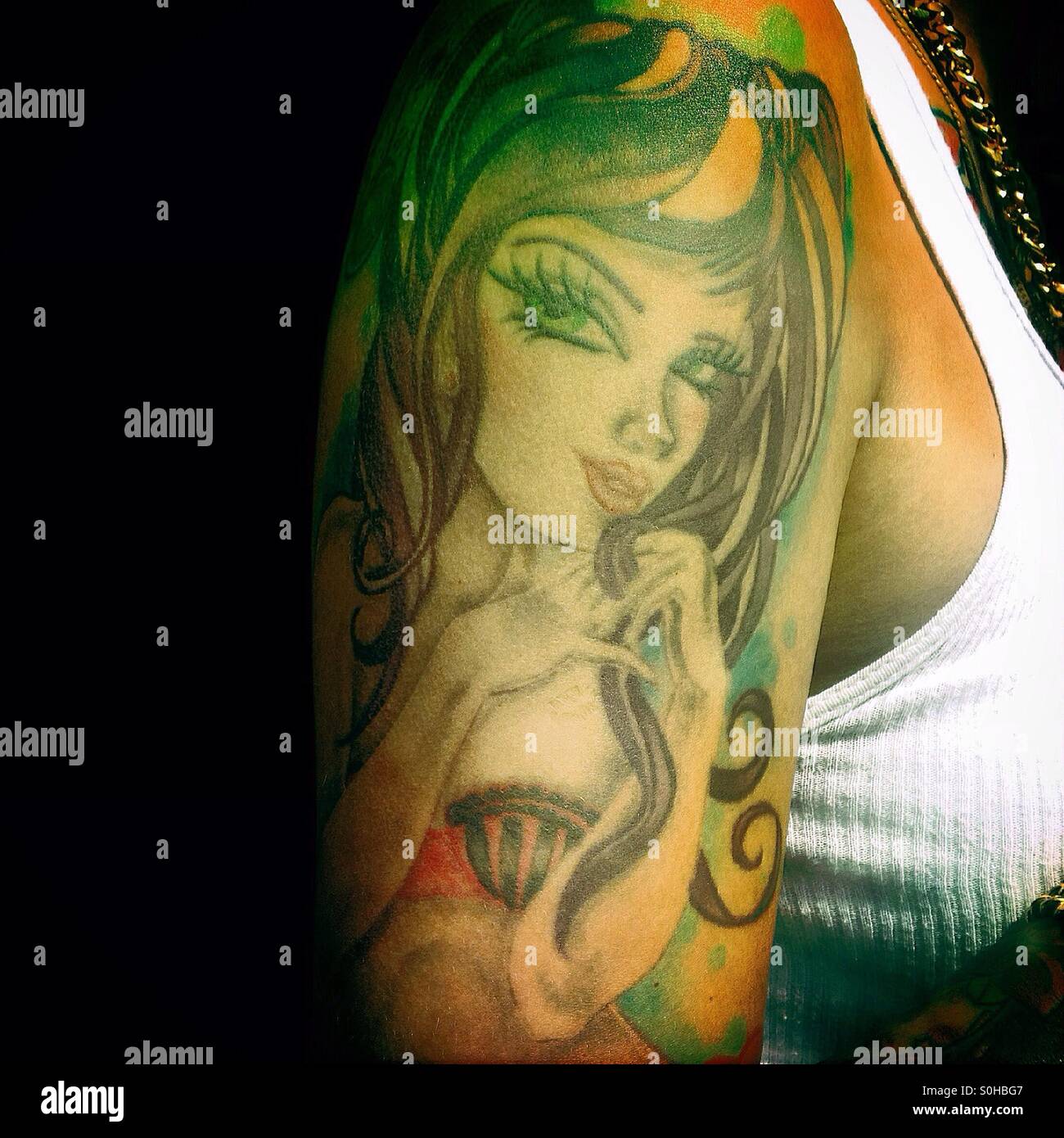 Un tatuaggio di una giovane donna con gli occhi blu a Colonia Roma, Città del Messico, Messico Foto Stock