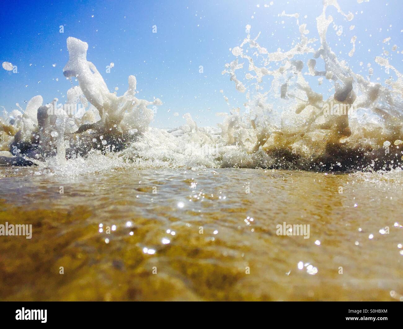 Un'onda si infrangono sulla riva. Manhattan Beach, California USA. Foto Stock
