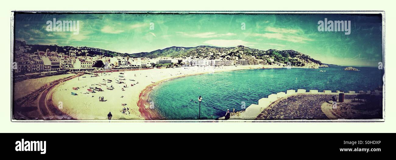 Vista panoramica della spiaggia di Tossa de Mar a Girona, Spagna - Immagine stock catturata con smartphone