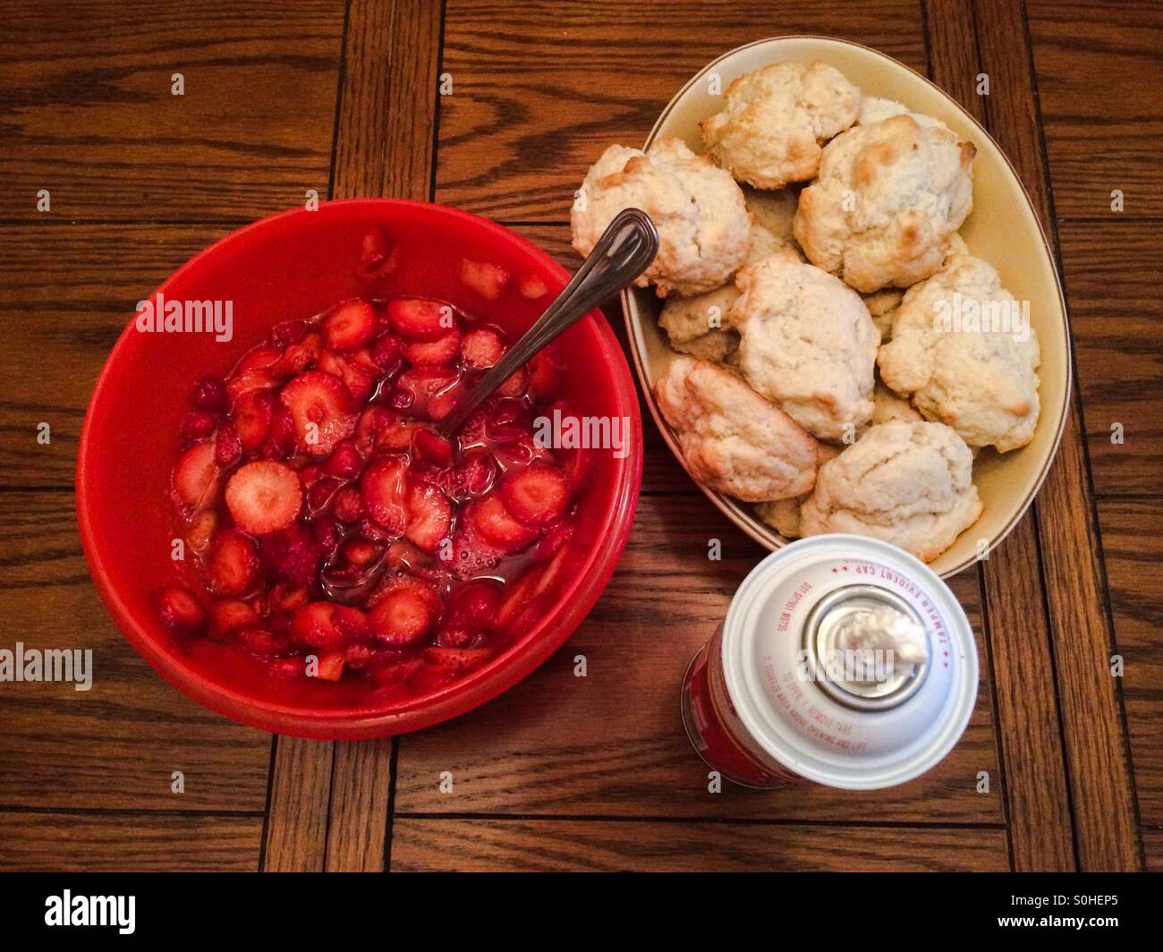 Strawberry shortcake, alcuni assemblaggio richiesto - Immagine stock catturata con smartphone