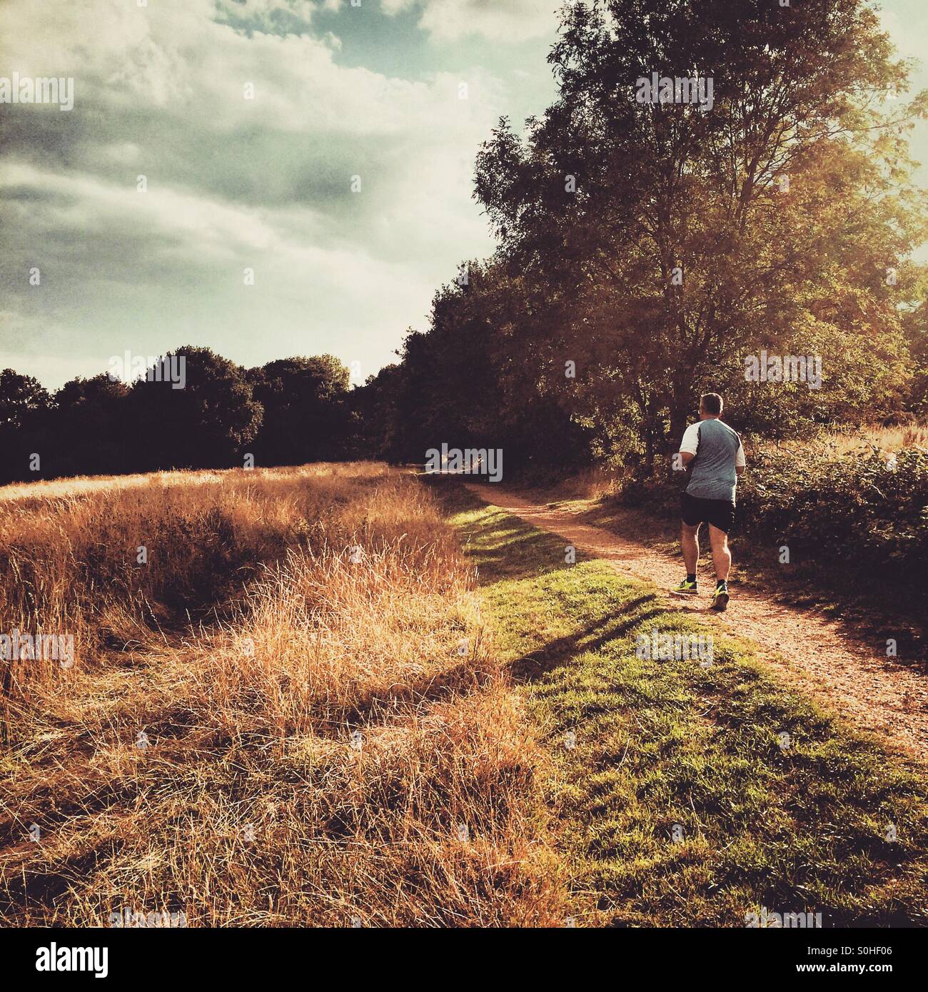 Un lone runner a Alexandra Park, Londra - Immagine stock catturata con smartphone