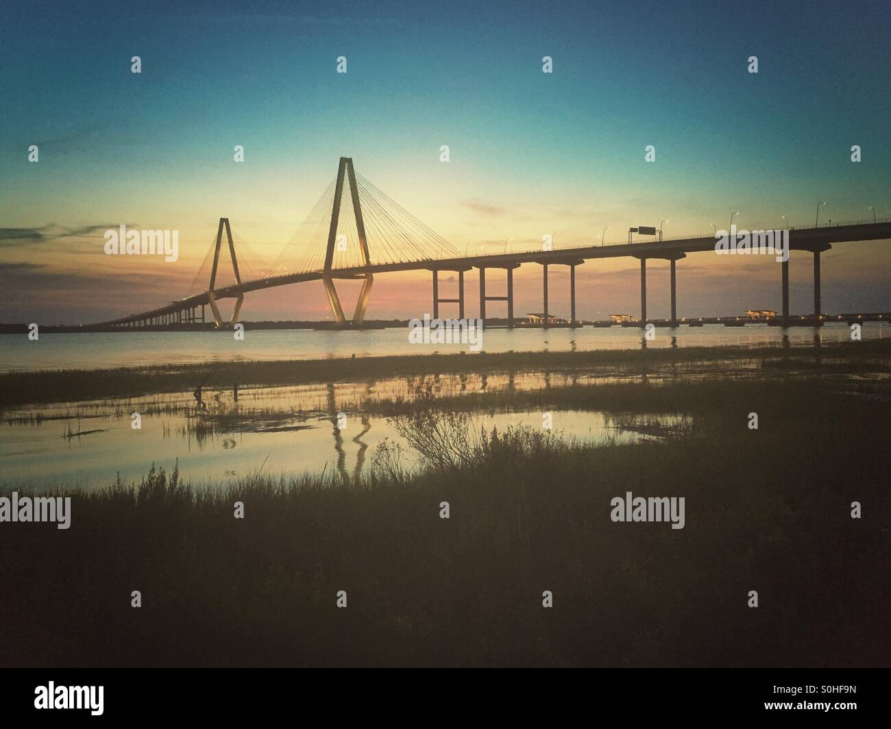 Il ponte Ravenel in Charleston, Carolina del Sud al tramonto Foto Stock