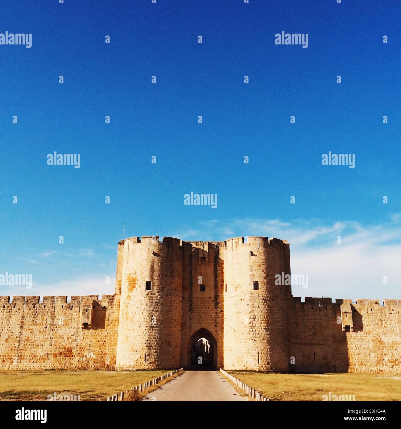 Mura d'Aigues-Mortes, Languedoc-Roussillon, Francia, Europa - Immagine stock catturata con smartphone