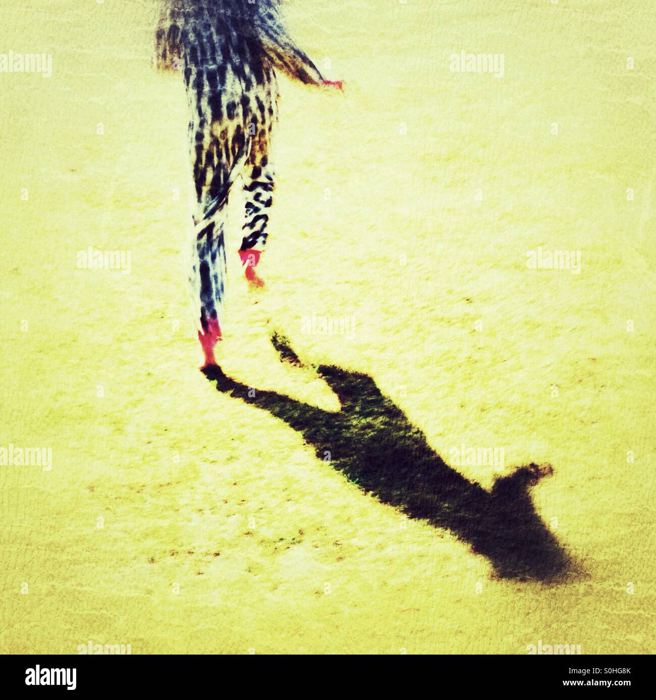 Correre a piedi nudi in un onesie Foto Stock