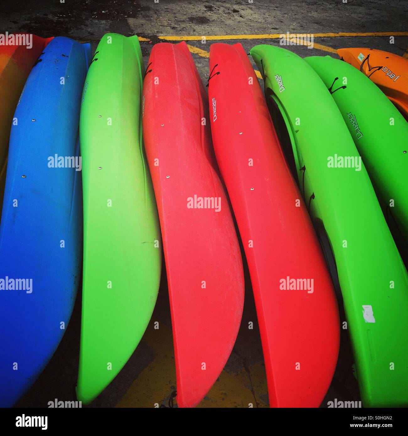 Fila di colorate imbarcazioni di canoa rivestito fino ad un porto di Dublino in Irlanda - Immagine stock catturata con smartphone