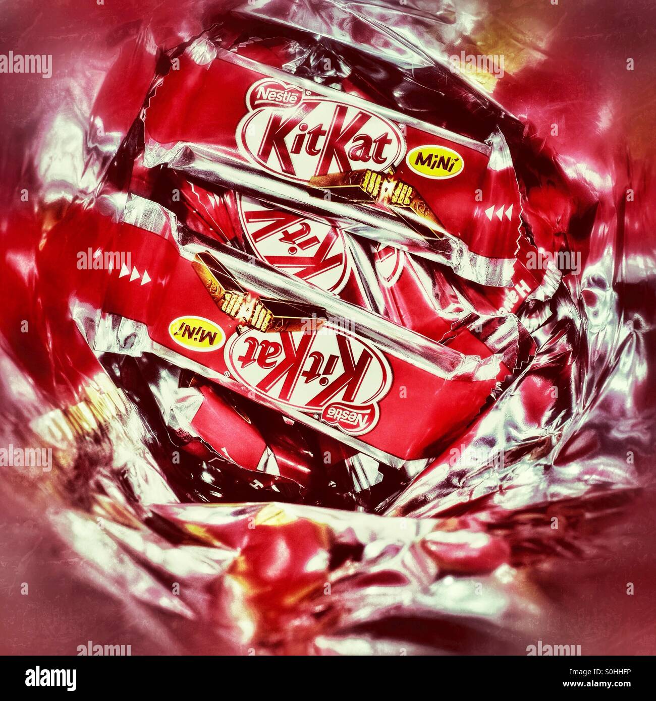 All'interno di un sacchetto di mini KitKat biscotti al cioccolato - Immagine stock catturata con smartphone