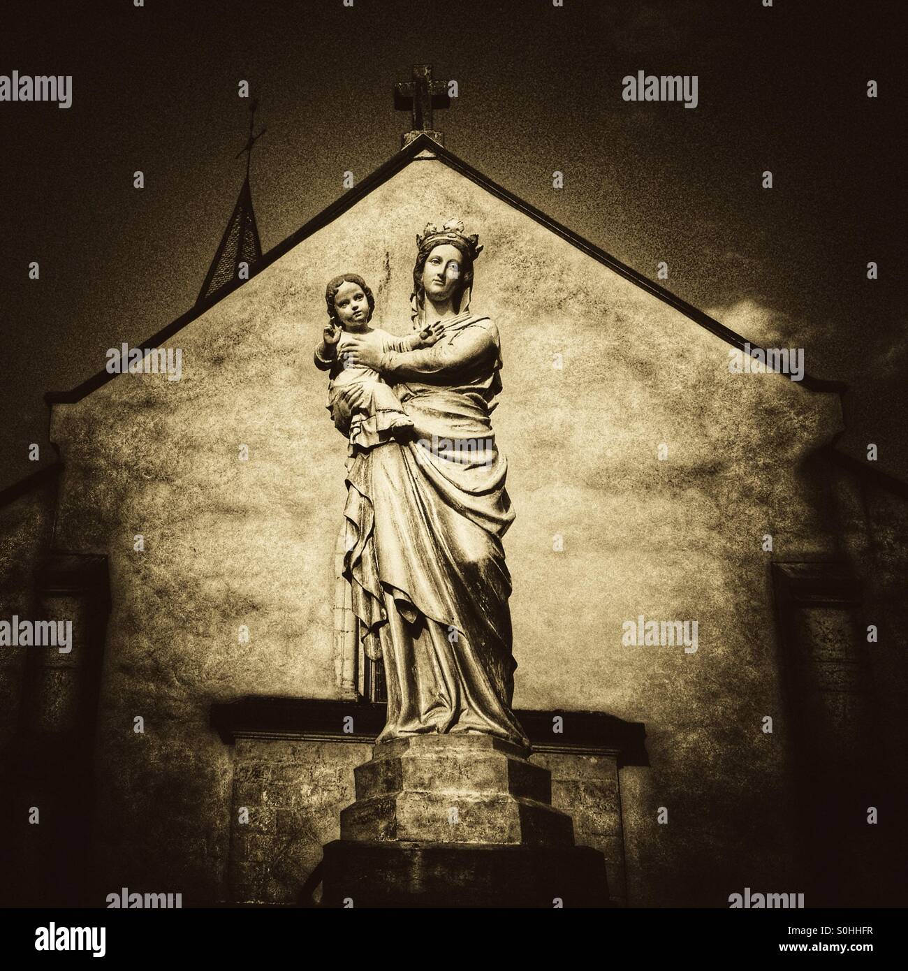 La statua della Vergine Maria e Gesù Bambino. In Ceyzeriat Francia Foto Stock