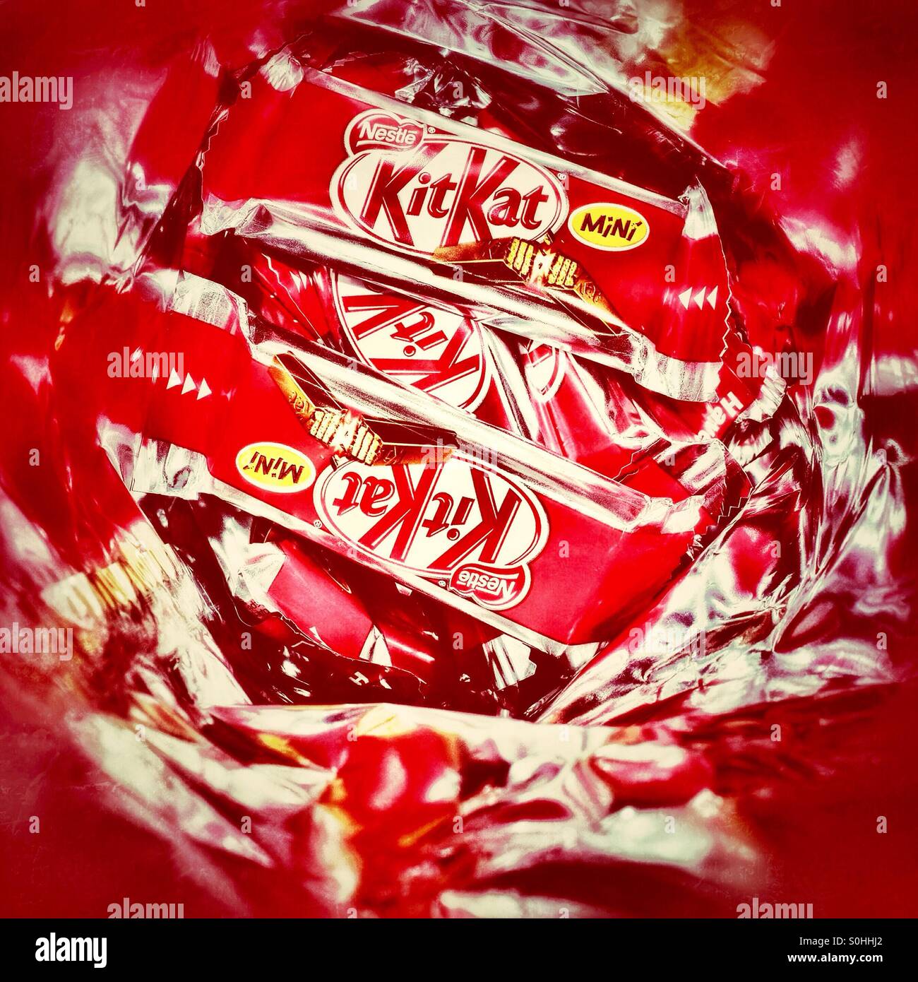 All'interno di un sacchetto di mini KitKat biscotti al cioccolato - Immagine stock catturata con smartphone