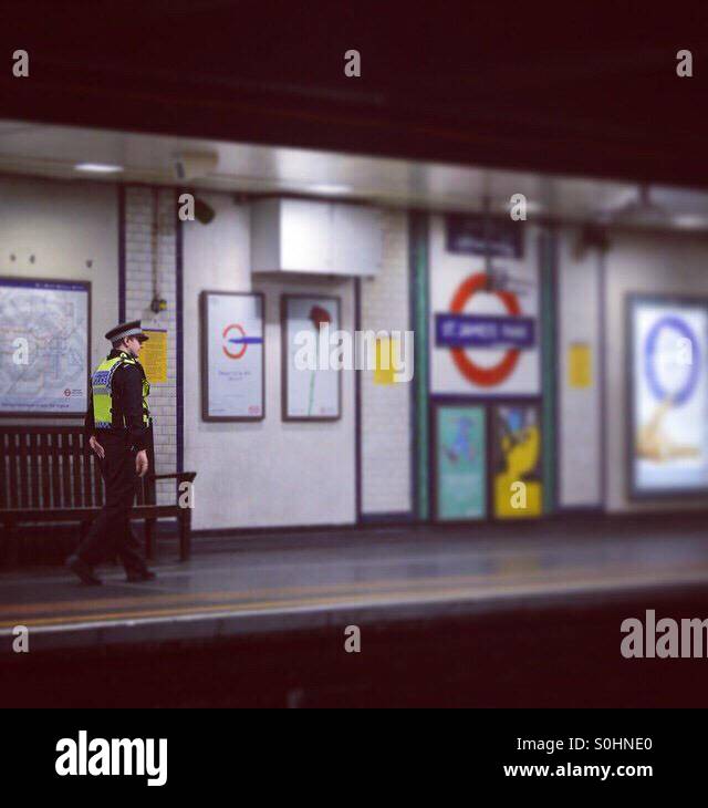 Cop patrol Lpndon in metropolitana Foto Stock
