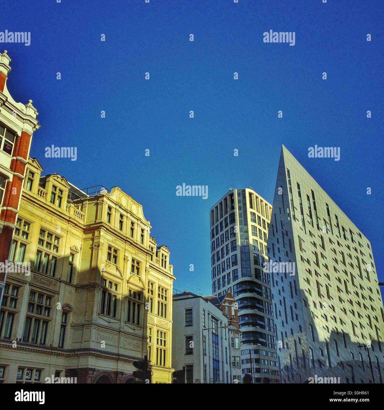 Edifici immersi nella luce del mattino, Old Street, Londra - Immagine stock catturata con smartphone