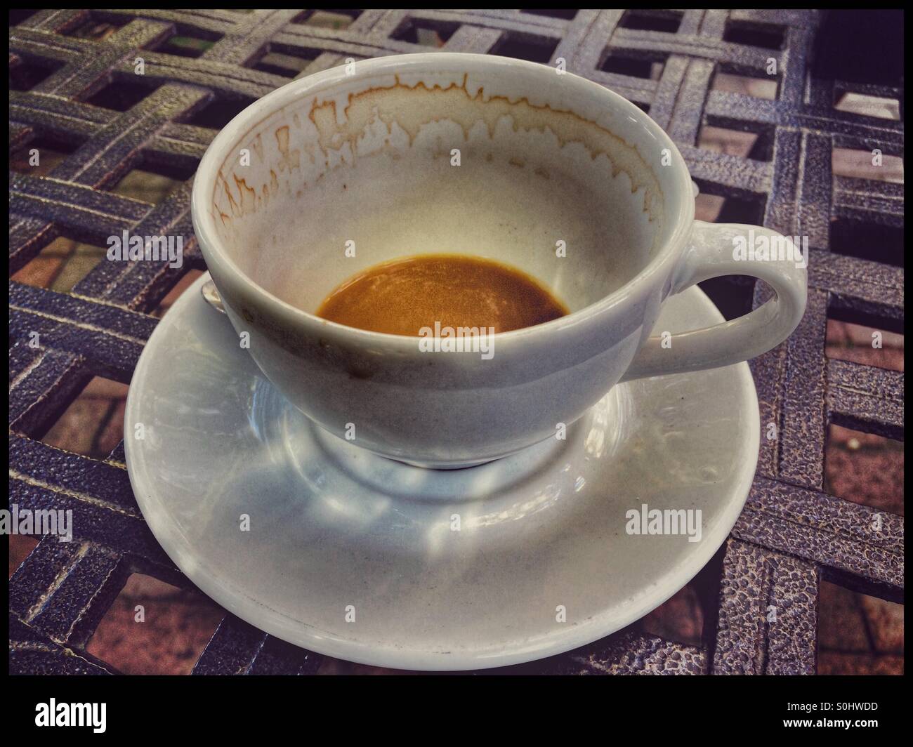 Svuotare tazza di caffè. - Immagine stock catturata con smartphone