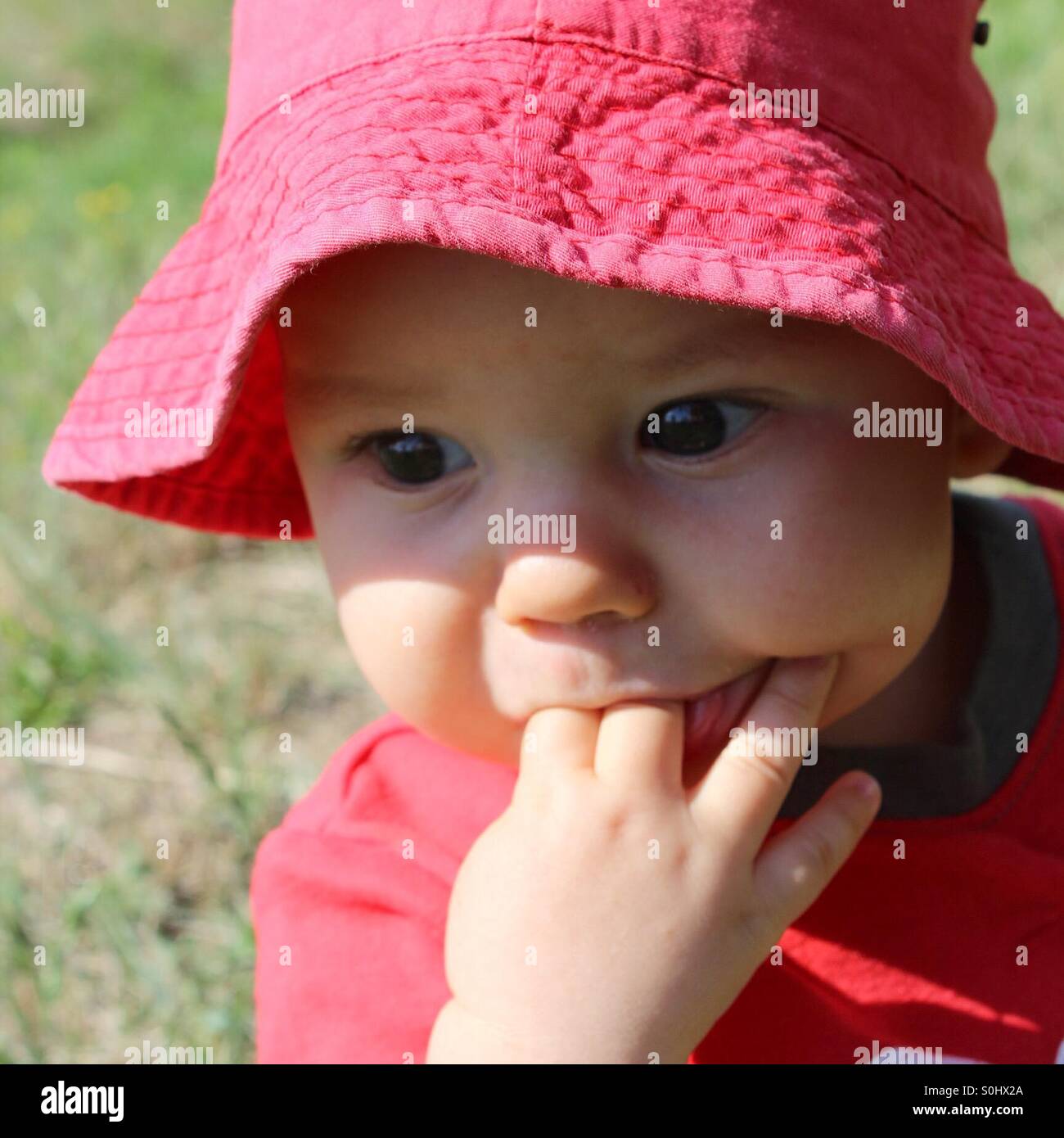 Baby boy succhiare le sue dita Foto Stock