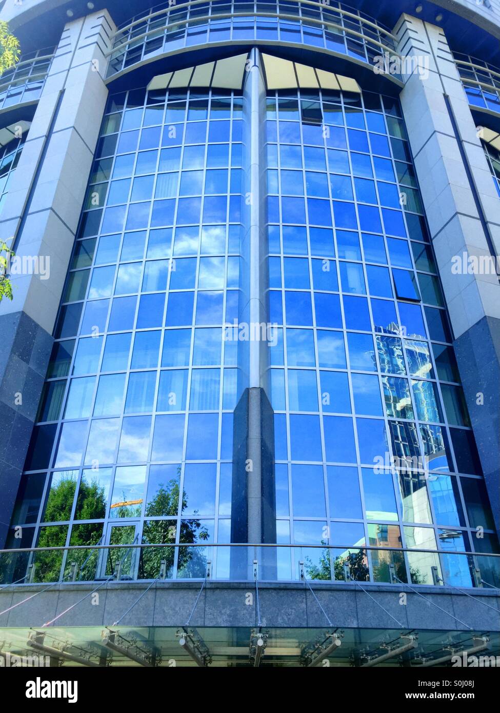 Facciata in vetro curva dell'edificio del Parlamento europeo, Bruxelles, verticale - Immagine stock catturata con smartphone