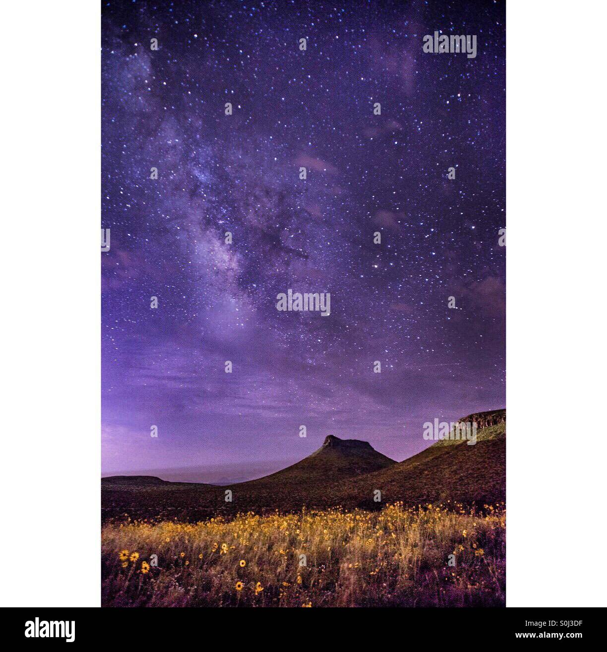 La Via Lattea con un incremento di oltre le montagne sopra Las Cruces' Mesa occidentale Foto Stock