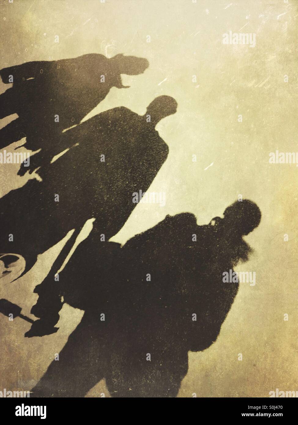 Le riflessioni di tre persone Foto Stock