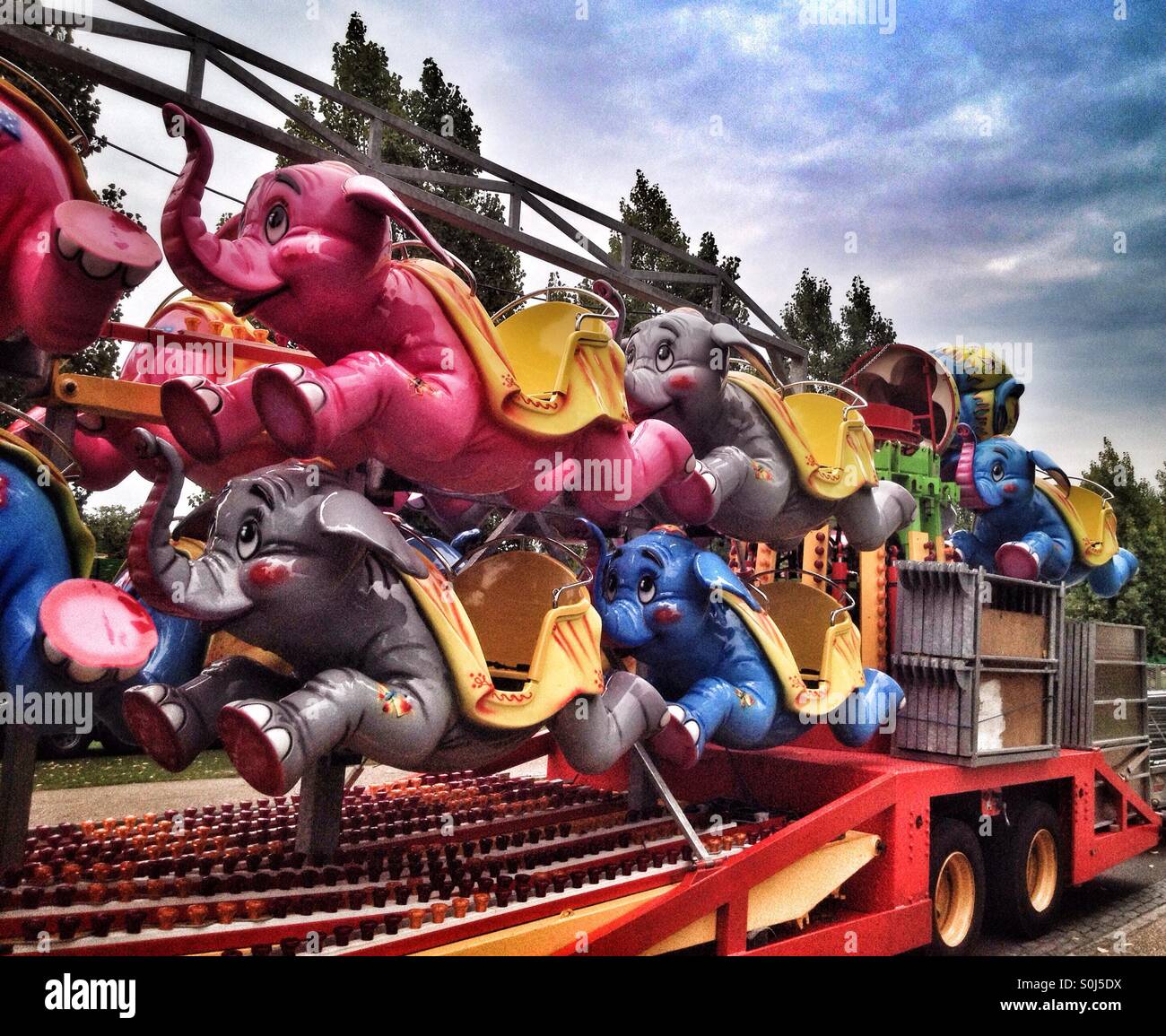 Un elefante themed fairground ride arriva a Finsbury Park e si siede sul rimorchio in attesa di essere impostato Foto Stock