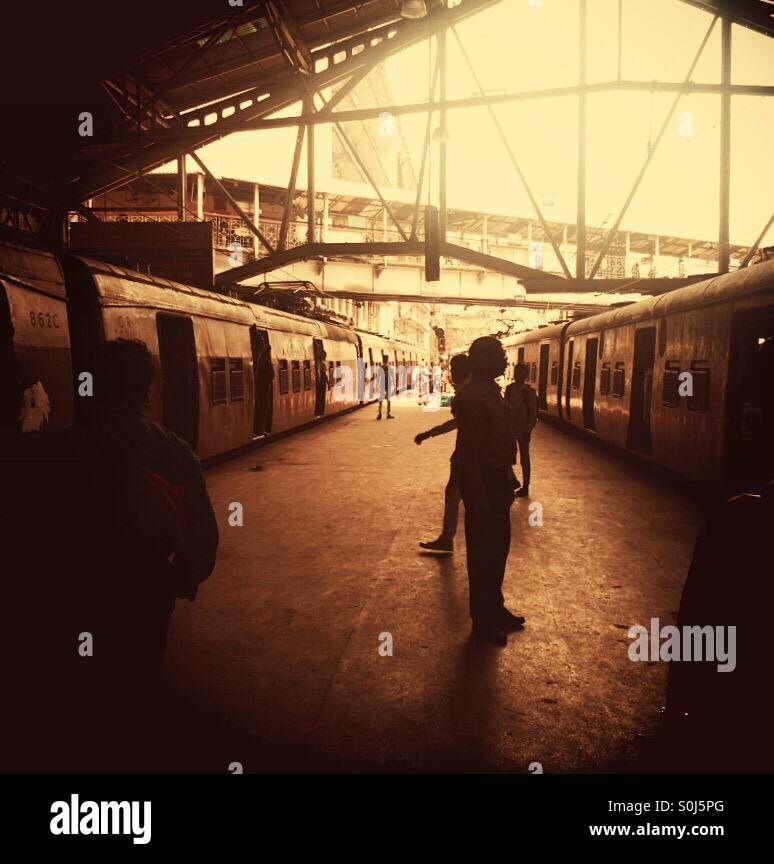 CST Chatrapati Shivaji Terminus in precedenza noto come VT Victoria Terminus , treni passeggeri e vi aspetta presso la piattaforma. - Immagine stock catturata con smartphone