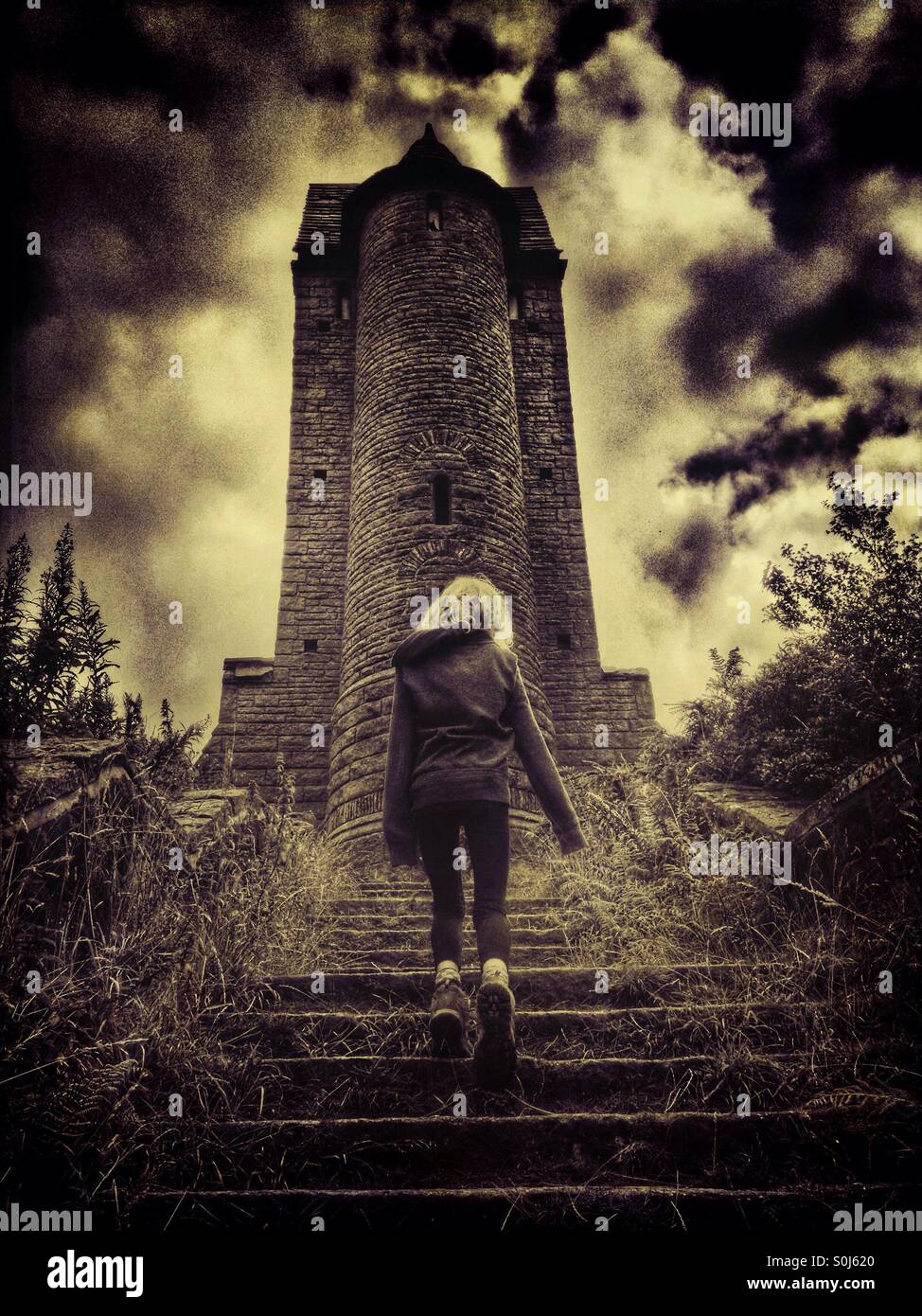 Ragazza giovane salire a piedi a gradini in pietra della follia abbandonati (torre di piccione) in Rivington, Lancashire Foto Stock