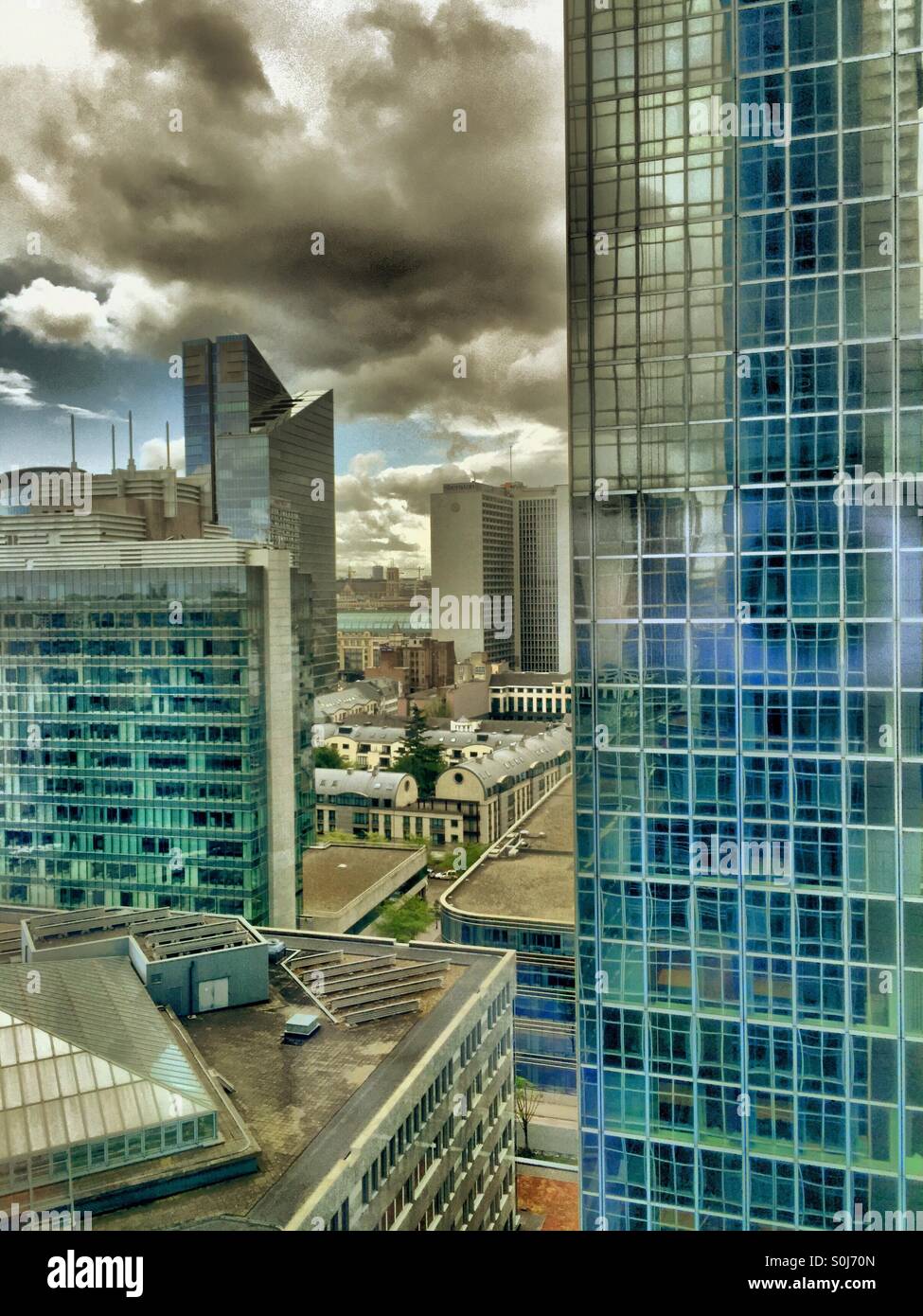 Cielo drammatico su edifici per uffici - Immagine stock catturata con smartphone