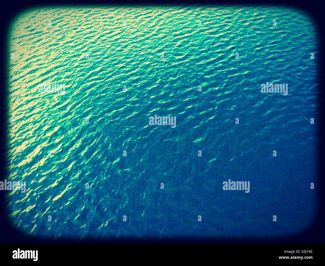 Increspature d'acqua sul lago - Immagine stock catturata con smartphone