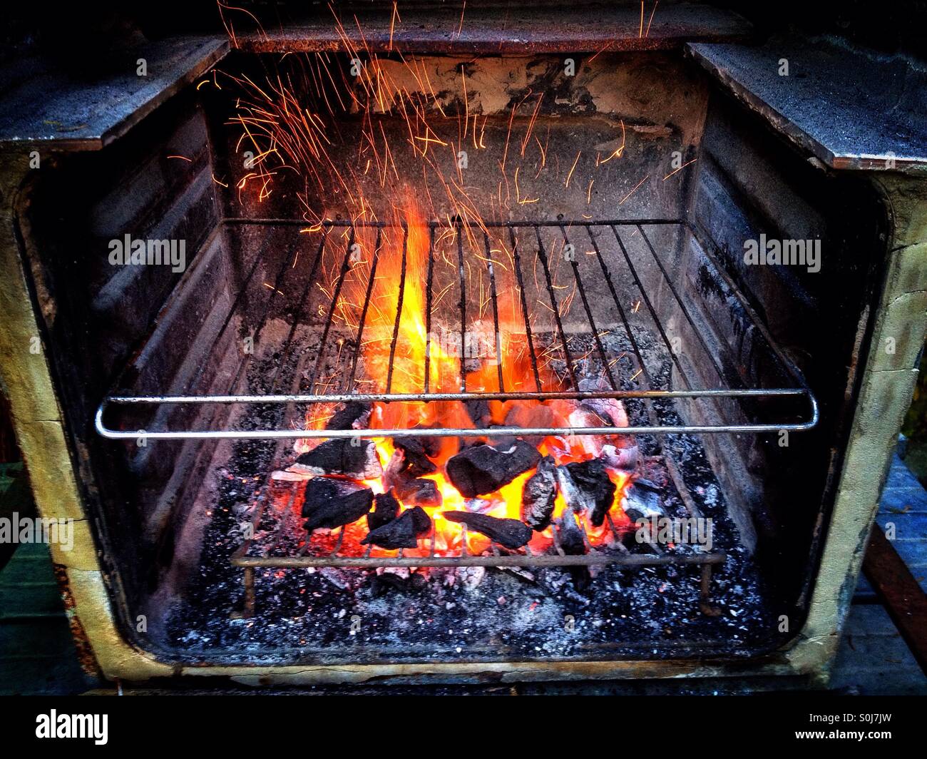 Barbecue brace ardente Foto Stock