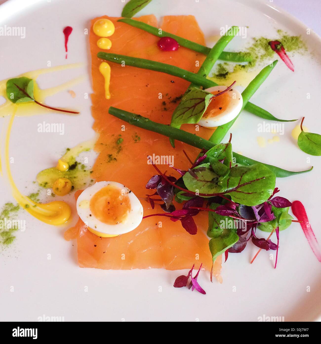 Salmone affumicato carpaccio, fagiolini e uova di quaglia Foto Stock