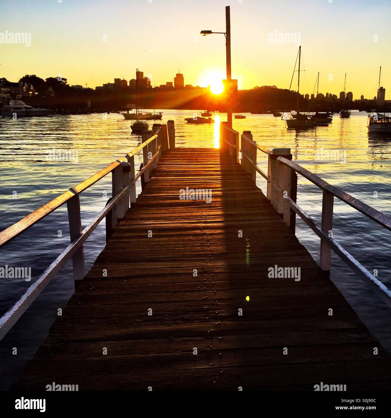 Alba sul molo - Immagine stock catturata con smartphone