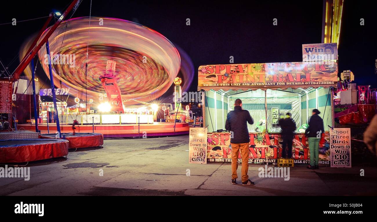 I percorsi della luce a sinistra da fairground ride di notte - Immagine stock catturata con smartphone