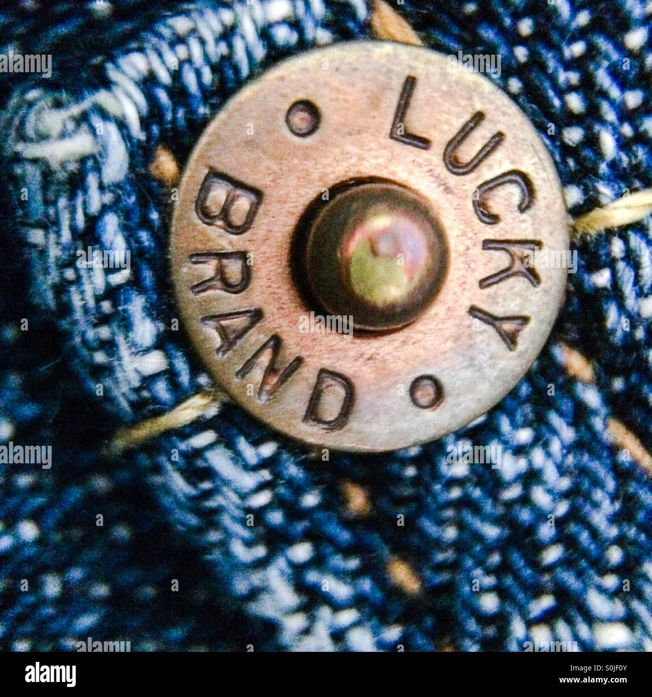 Vista macro di Lucky Brand rivetto sul jeans dungaree Foto Stock