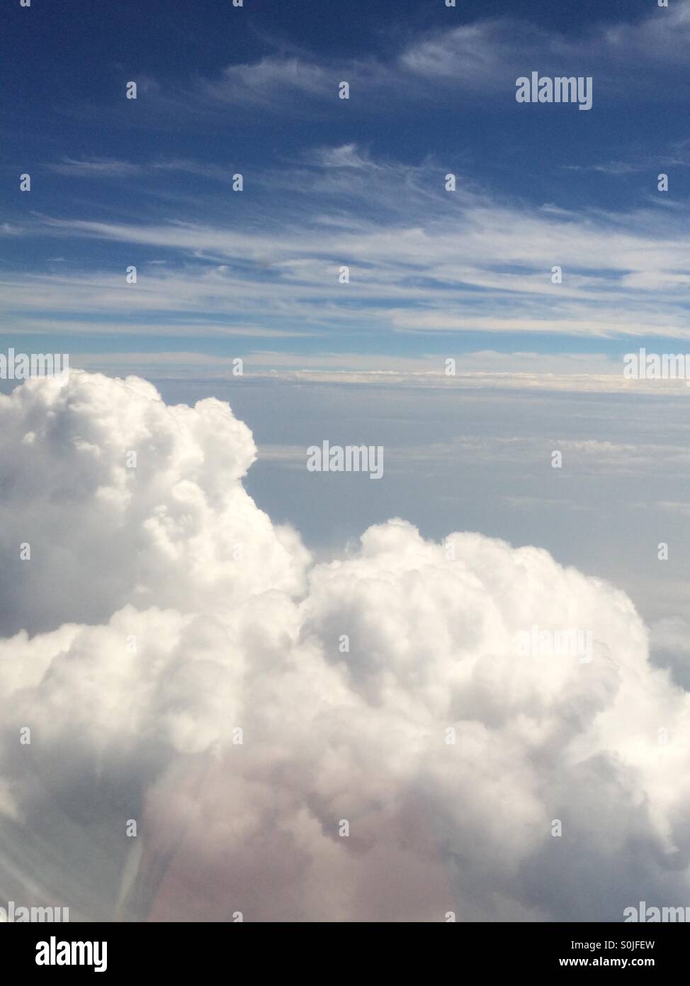 Aeroplano di nube - Immagine stock catturata con smartphone