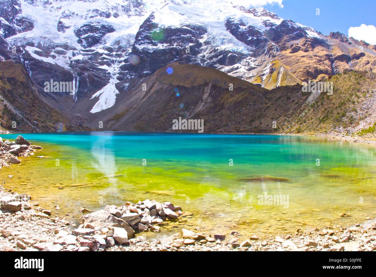 Glacier alimentato lago di montagna in Perù Foto Stock