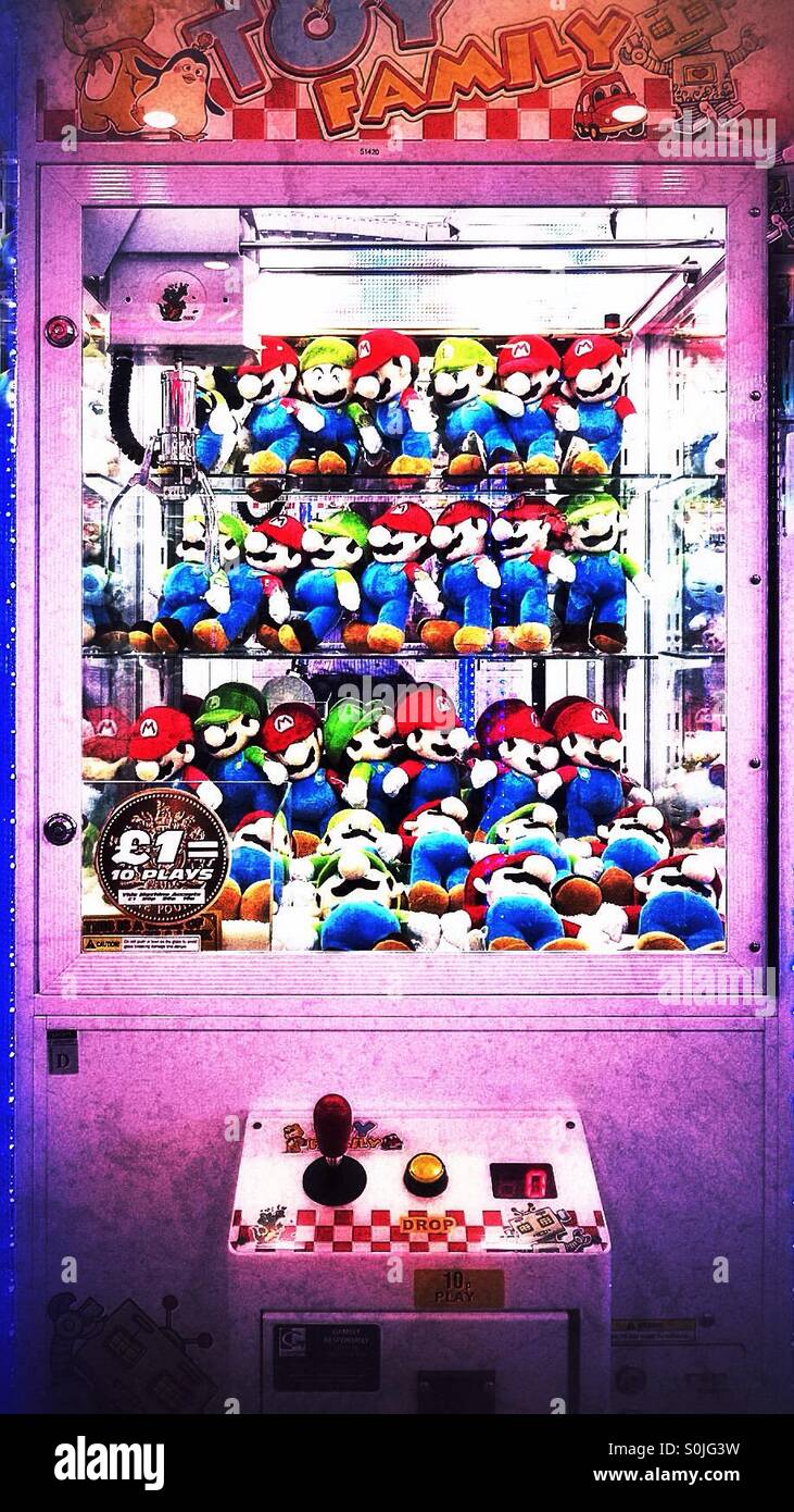 Super Mario toy grab macchina. Paignton pier Devon Foto Stock