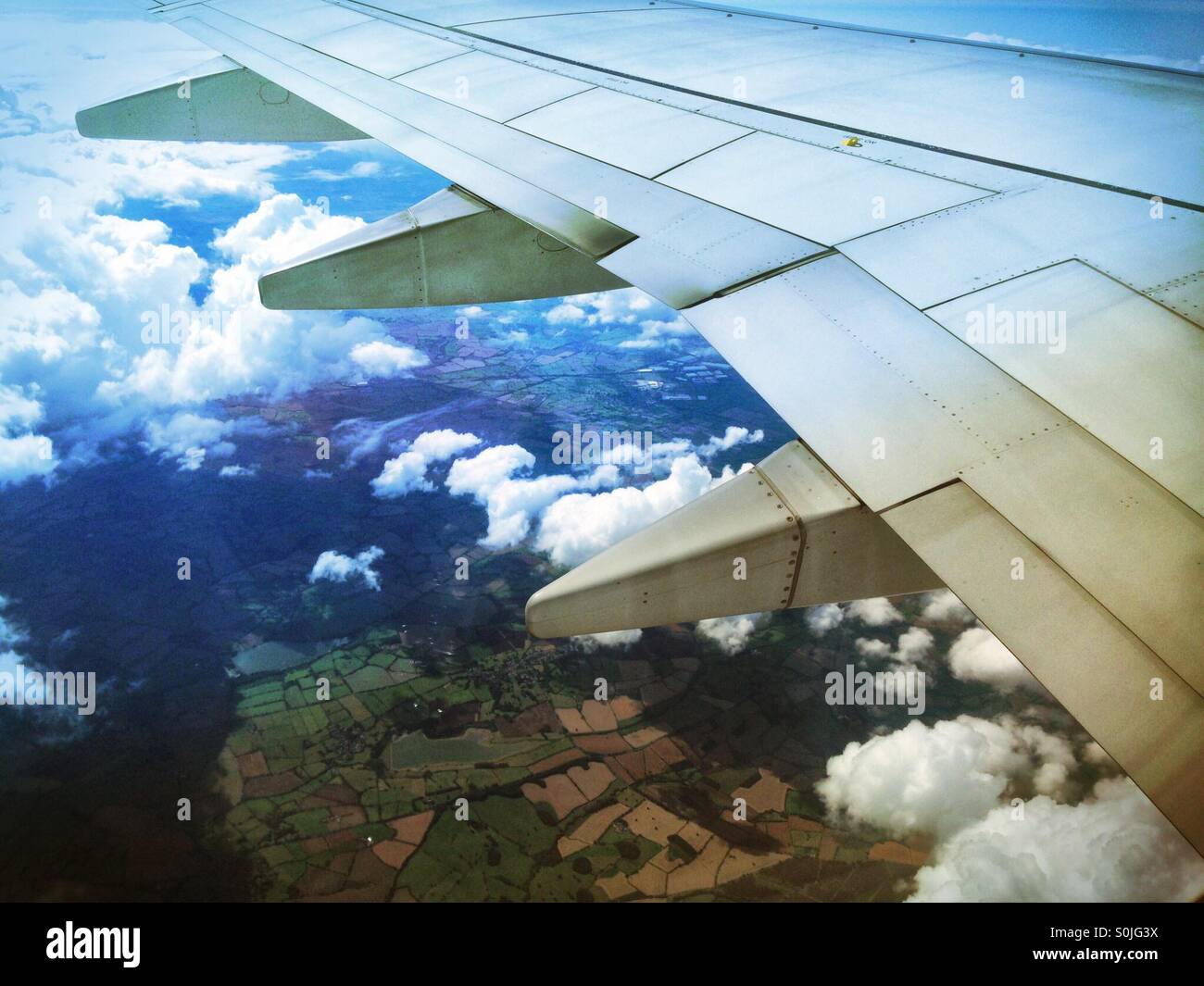 Volare sopra il mare irlandese su un soleggiato e giorno nuvoloso Foto Stock