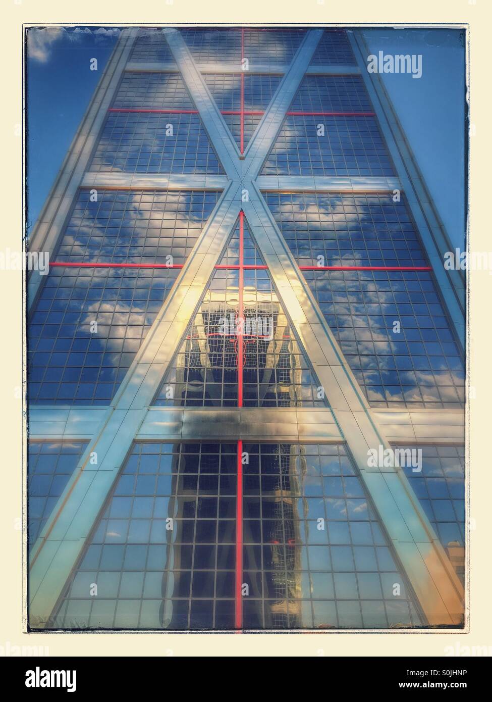 Torre Kio, Torre Kio, in Plaza Castilla anche sapere come Puerta de Europa. Madrid. Philip Johnson e John Burgee architects. - Immagine stock catturata con smartphone