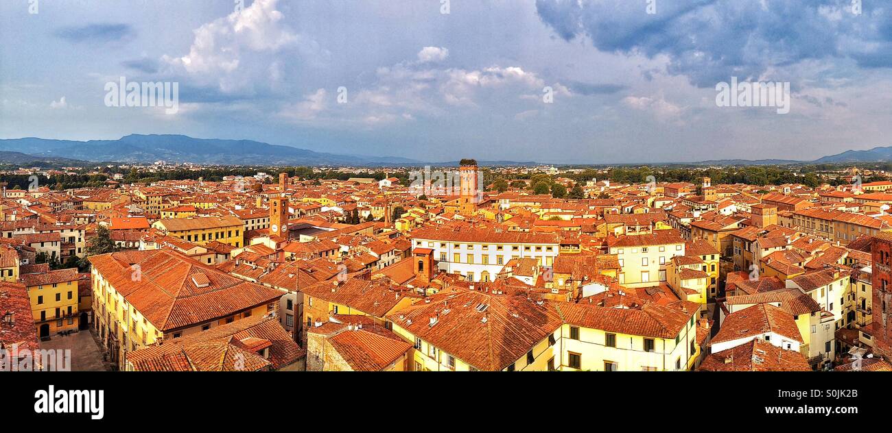 Vista panoramica di Lucca Italia da Torre delle Ore - Immagine stock catturata con smartphone