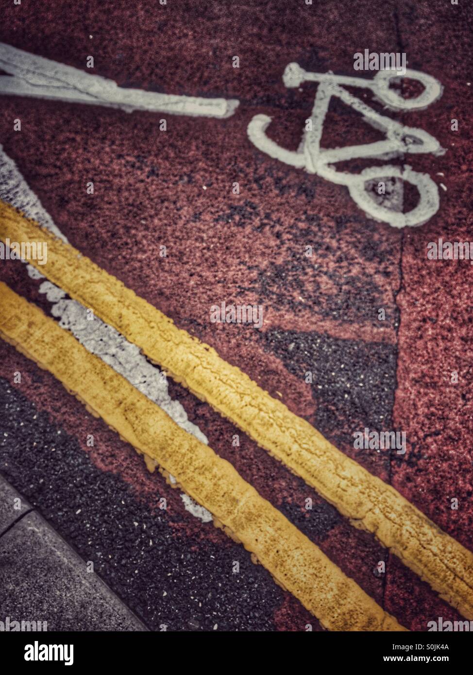 Pista ciclabile e doppia linea gialla Foto Stock