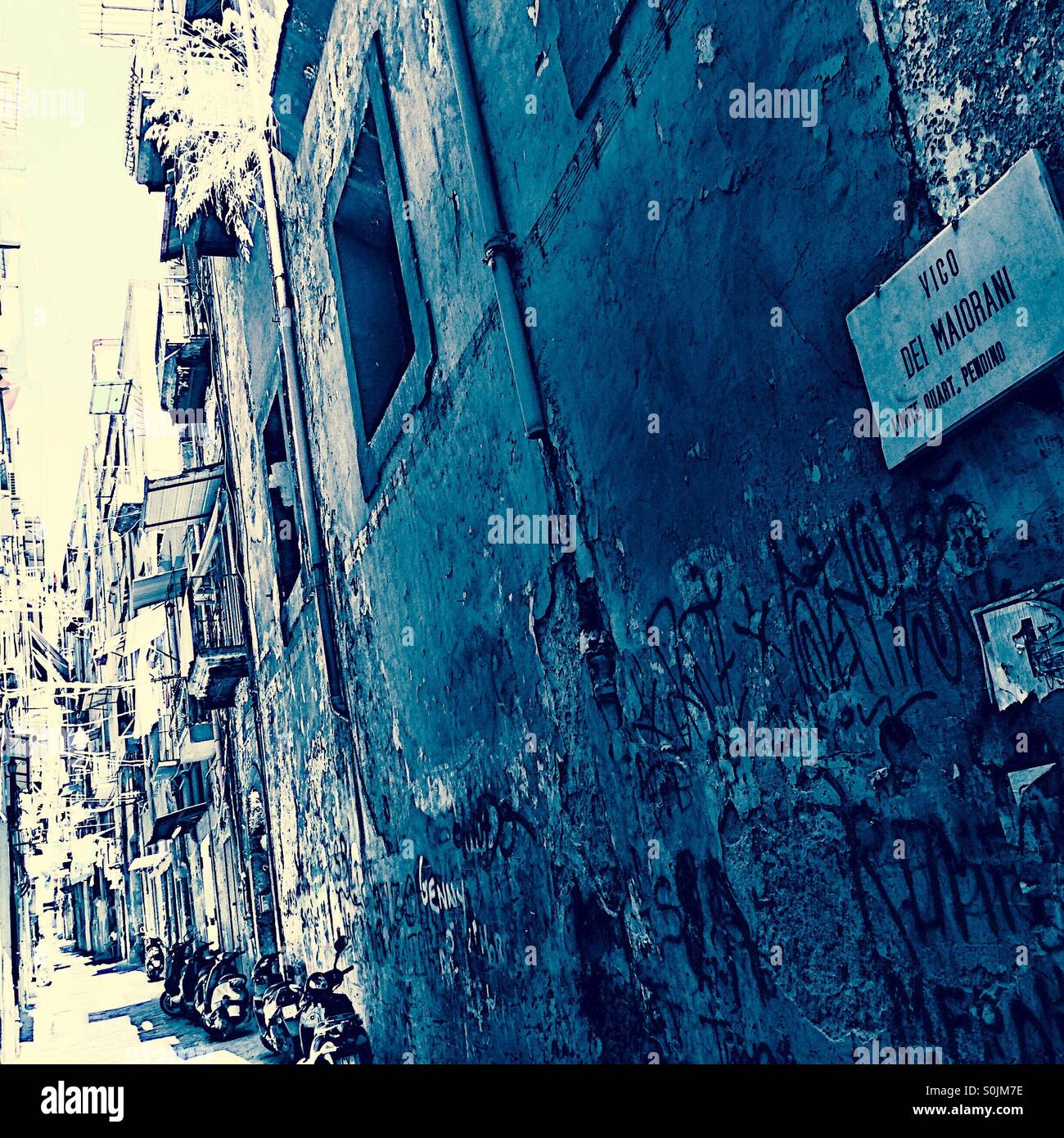Strada urbana nel quartiere Pendino di Napoli Foto Stock