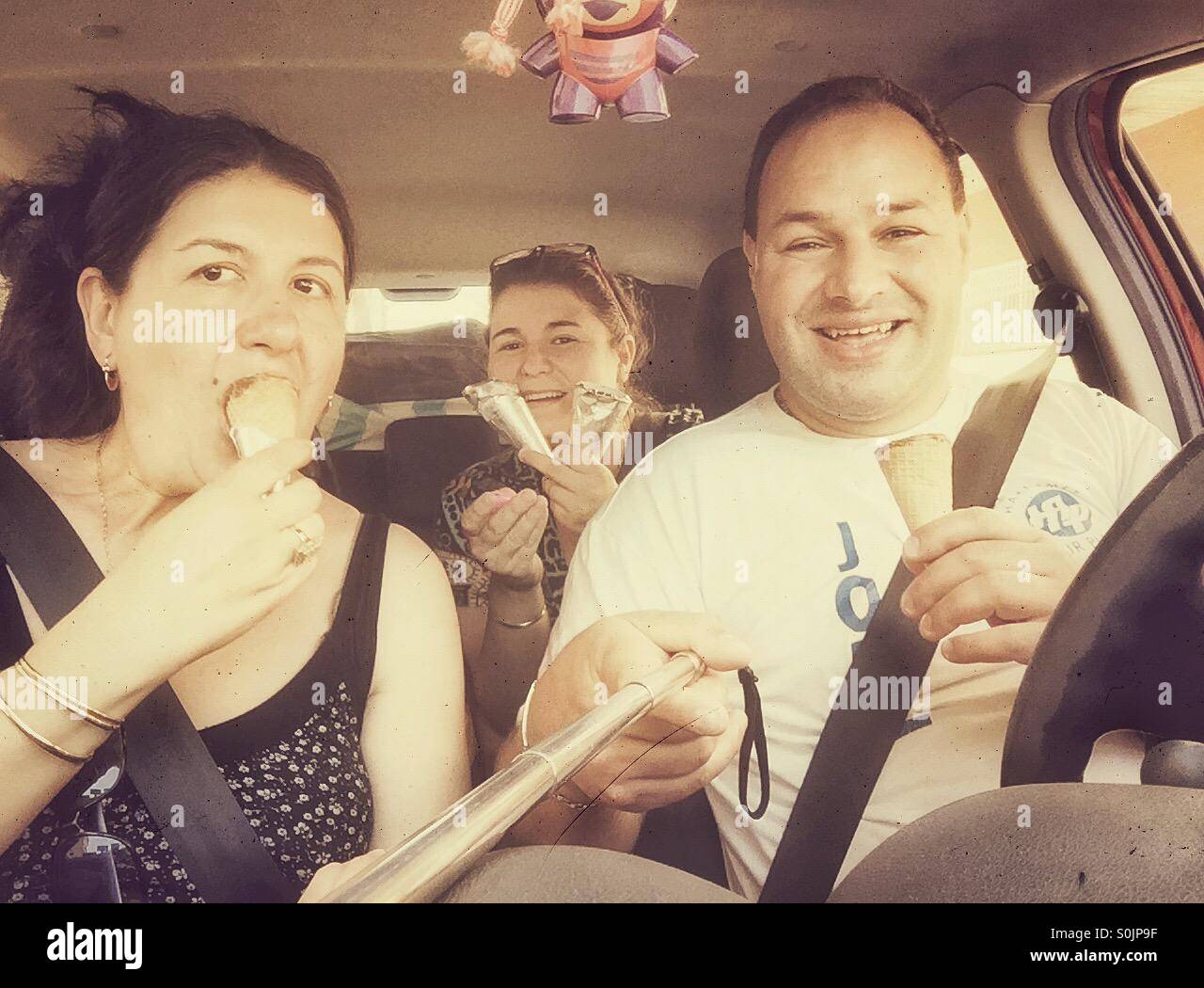 Selfie in auto - Immagine stock catturata con smartphone