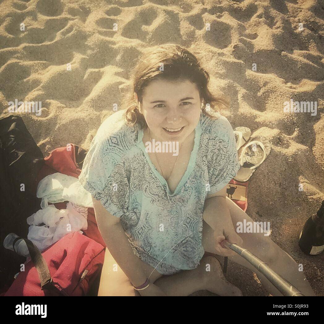 Donna che utilizza un bastone selfie - Immagine stock catturata con smartphone