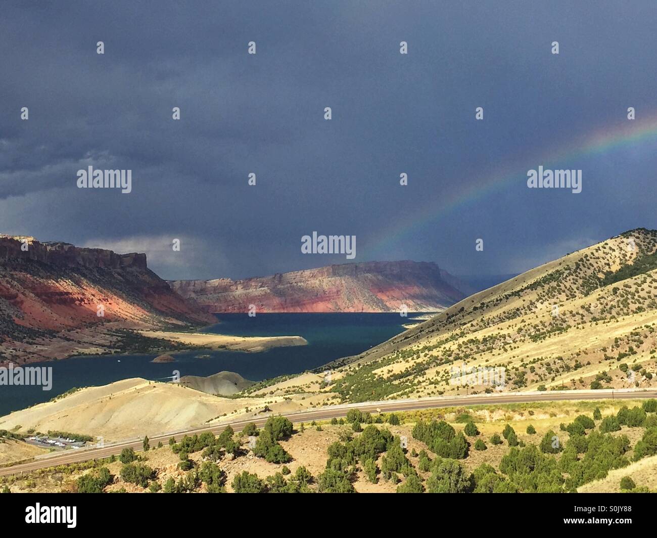Un arcobaleno archi oltre il fiume verde in Flaming Gorge recreation area in Utah. Foto Stock