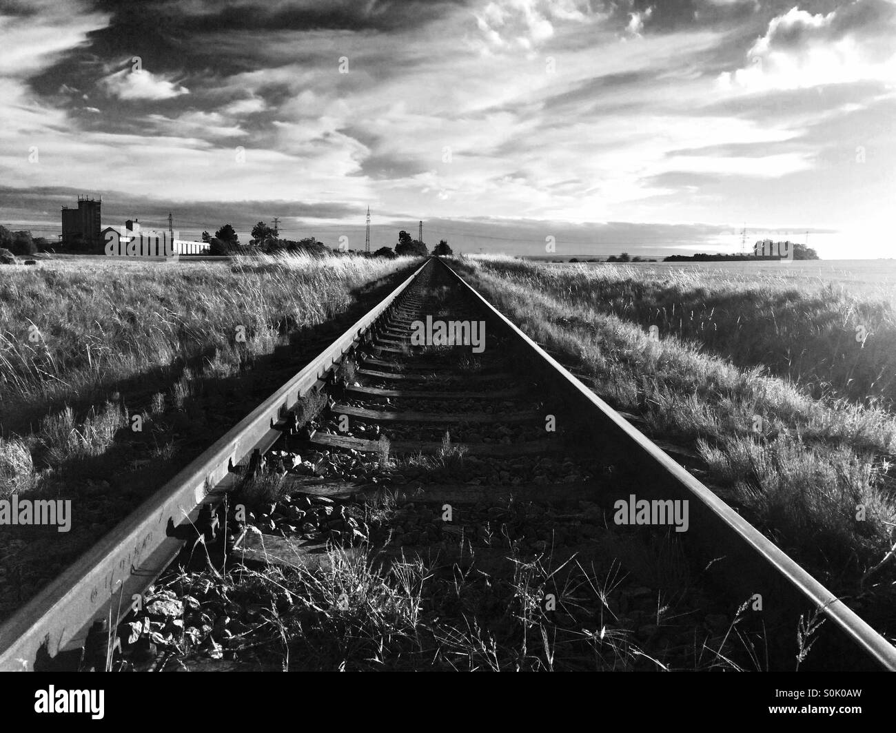 Simmetria - Paesaggio con i binari della ferrovia Foto Stock