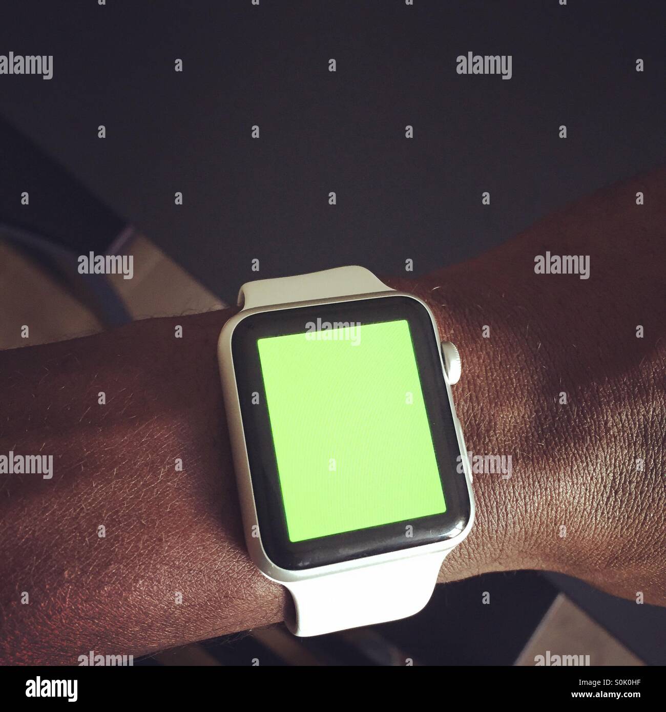 Apple guarda con un schermo verde Foto stock - Alamy