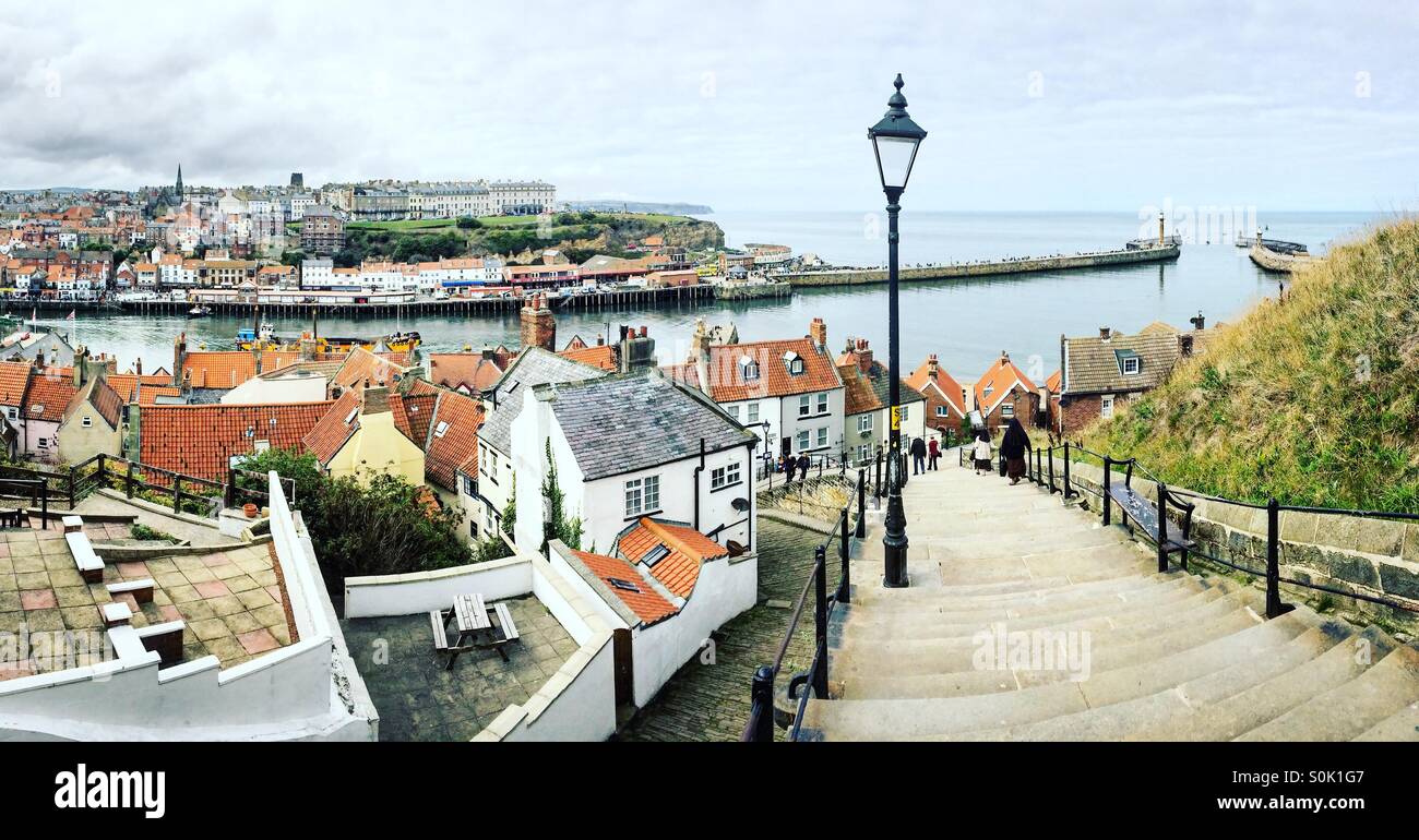 Whitby passi che conducono in basso verso la panoramica del porto Foto Stock