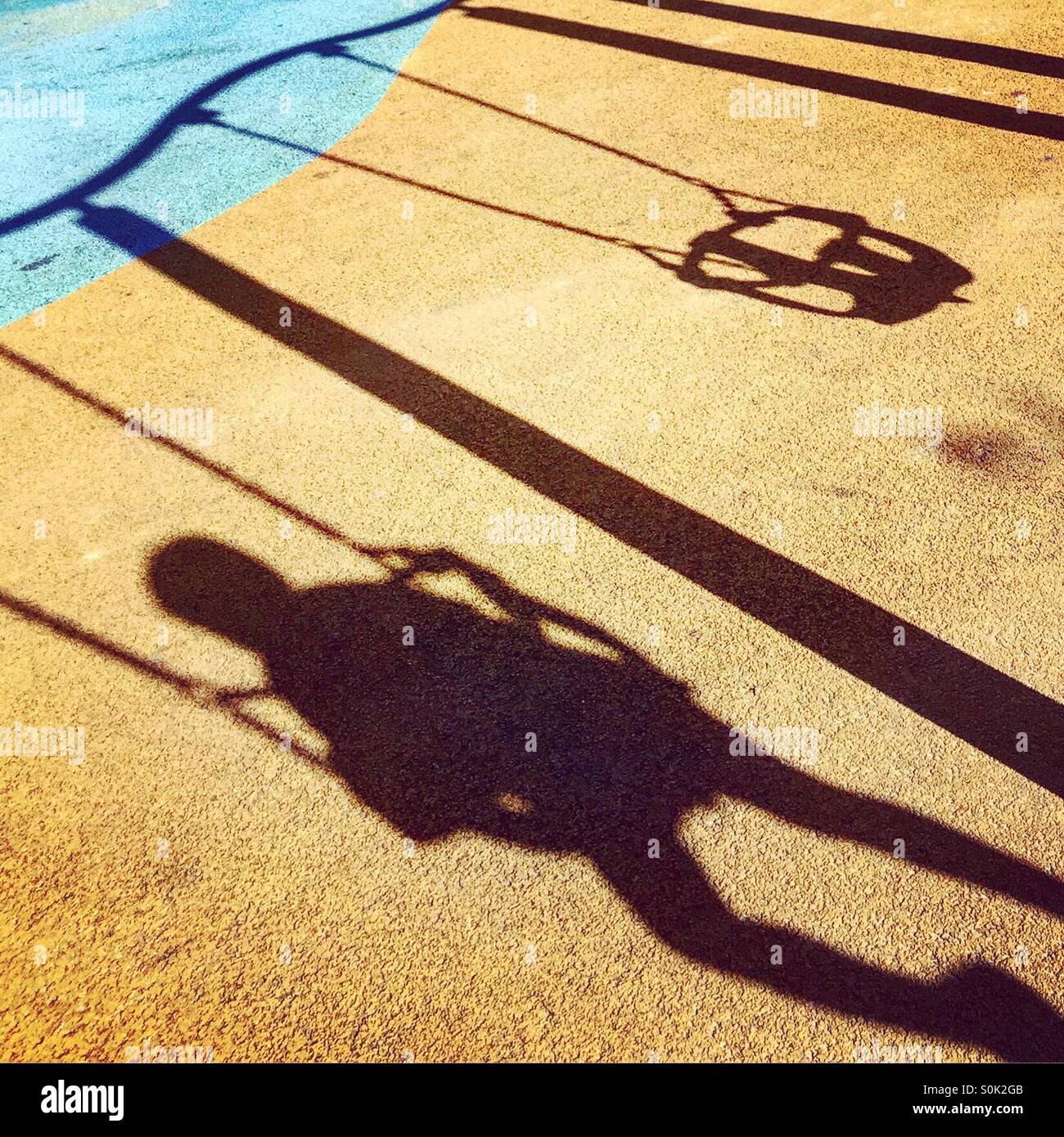 Lonely bambino su altalena - Immagine stock catturata con smartphone