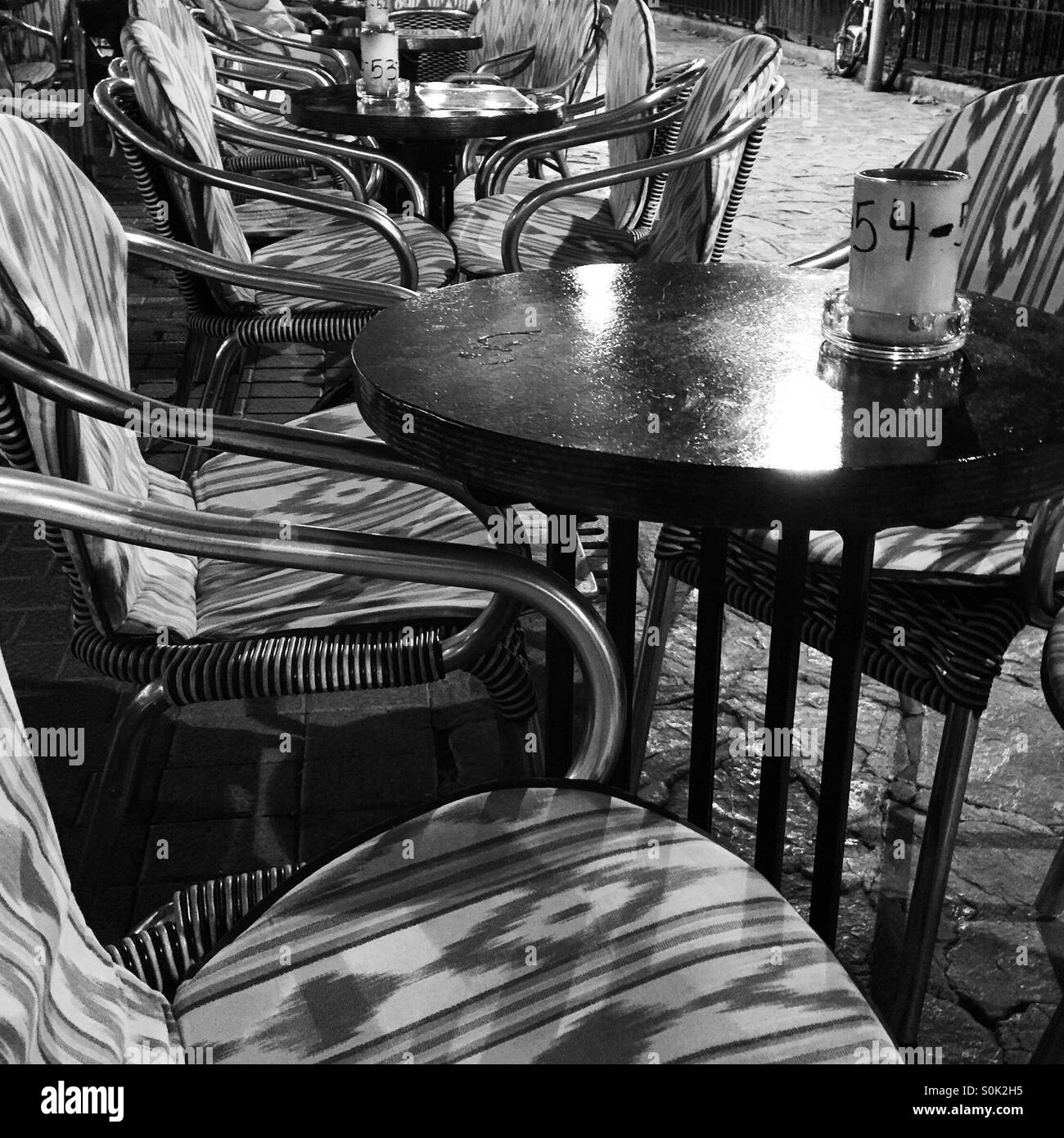 Sedie vuote, tabelle vuote Foto Stock