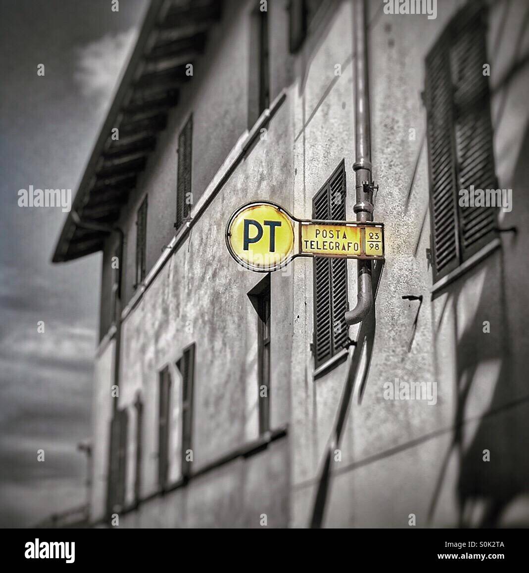 Vecchio Italiano post office segno - Immagine stock catturata con smartphone