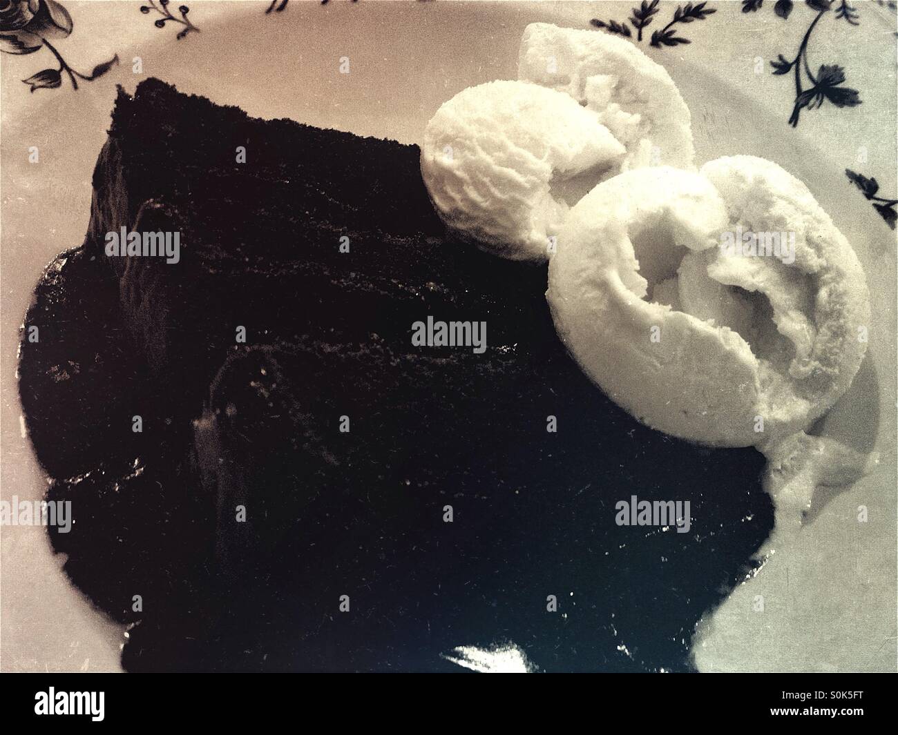 Torta al cioccolato con gelato. - Immagine stock catturata con smartphone