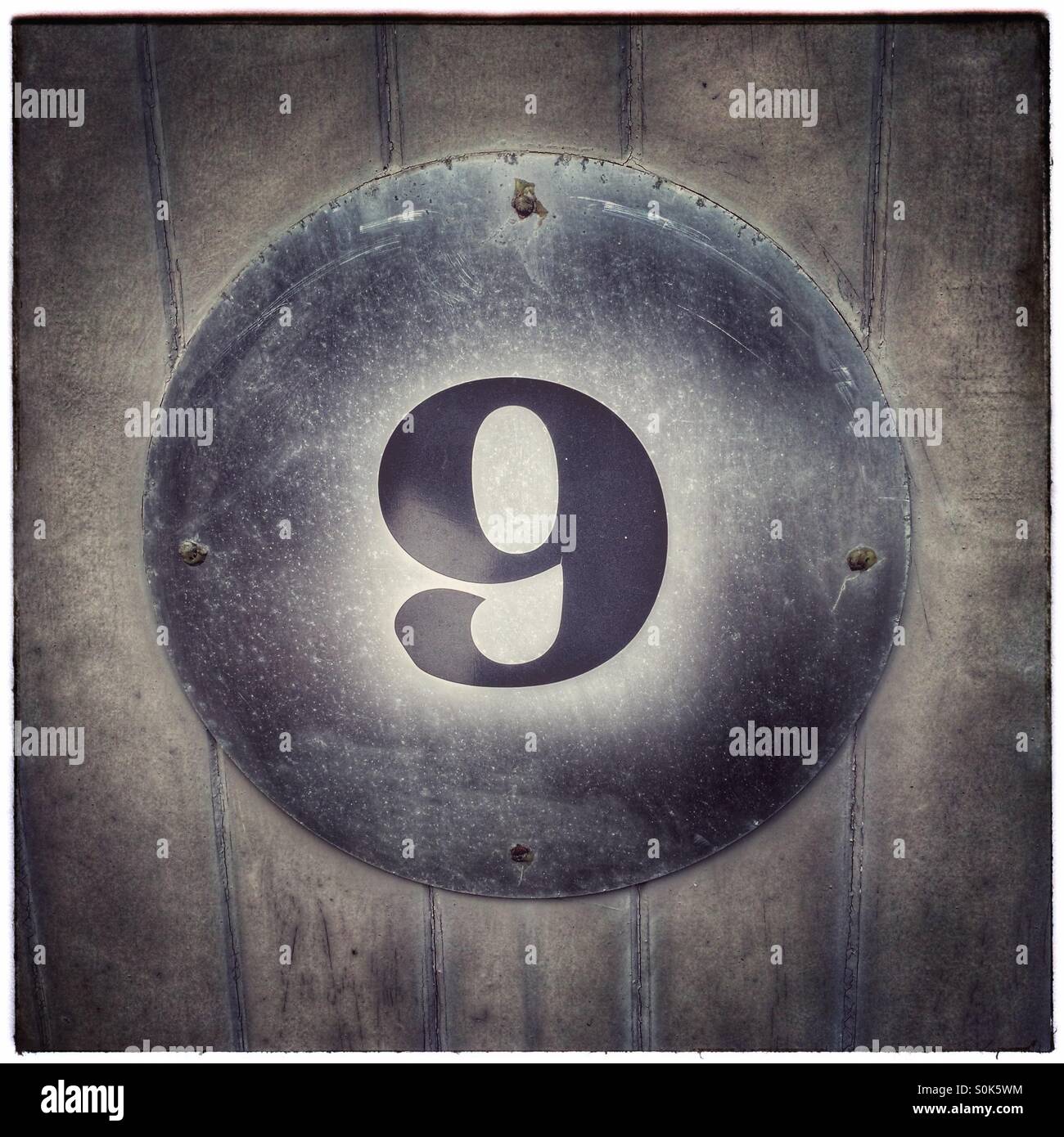 Il numero 9 sulla porta. Foto Stock
